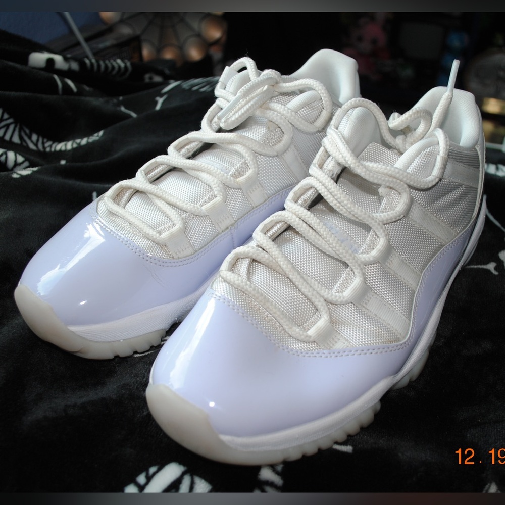 Jordan 11 Low Pure Violet